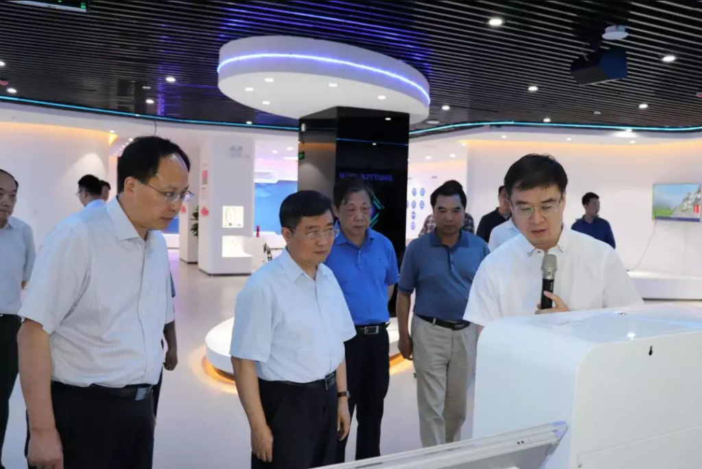 省政協副主席龔立群一行蒞臨中原工業設計城參觀指導