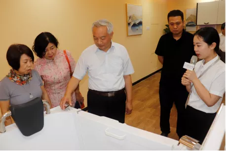 省政協常委、省政協港澳臺僑和外事委員會主任楊京偉一行蒞臨中原工業設計城參觀考察