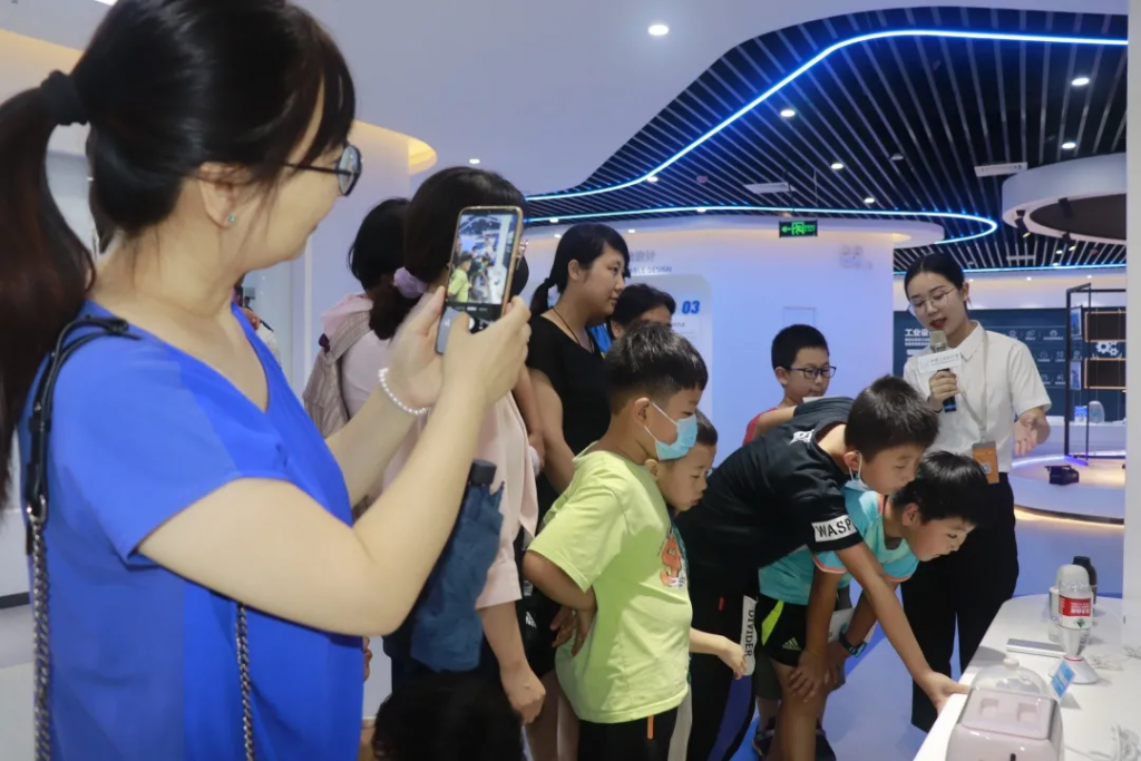 花樣剪紙，感念師恩丨設(shè)計(jì)城感恩教師節(jié)剪紙活動(dòng)溫馨上演！