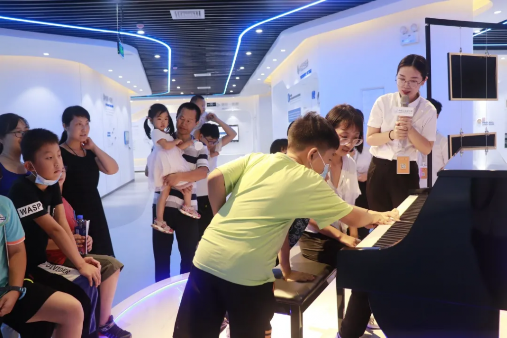 花樣剪紙，感念師恩丨設(shè)計(jì)城感恩教師節(jié)剪紙活動(dòng)溫馨上演！