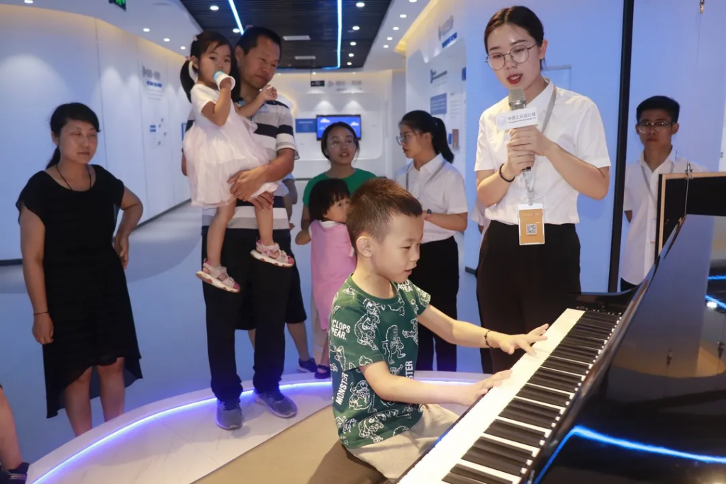 花樣剪紙，感念師恩丨設(shè)計(jì)城感恩教師節(jié)剪紙活動(dòng)溫馨上演！