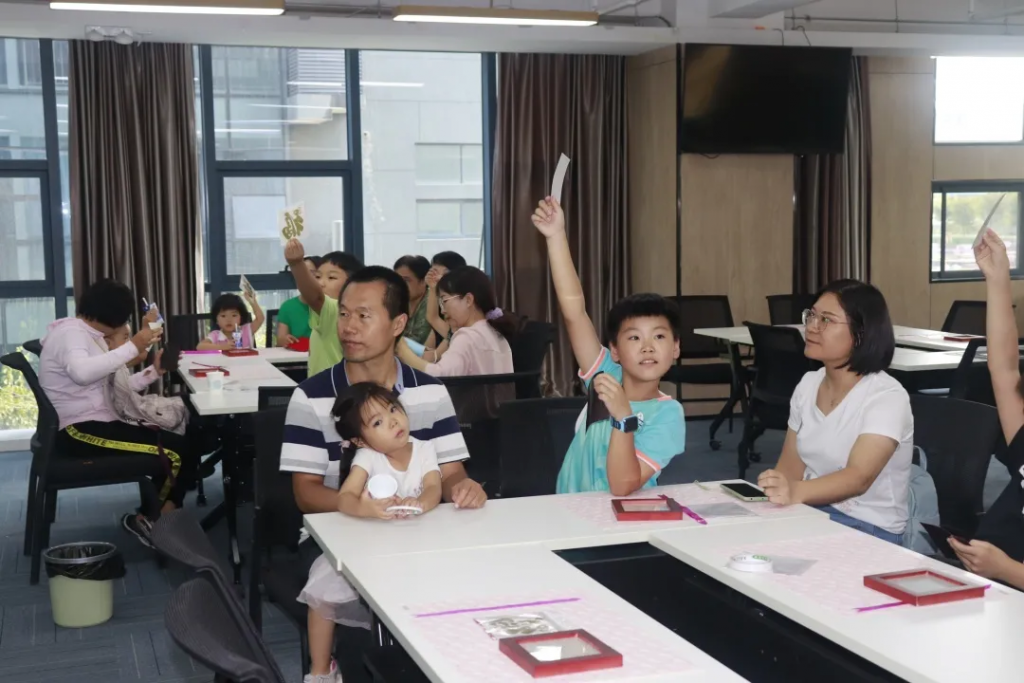 花樣剪紙，感念師恩丨設(shè)計(jì)城感恩教師節(jié)剪紙活動(dòng)溫馨上演！