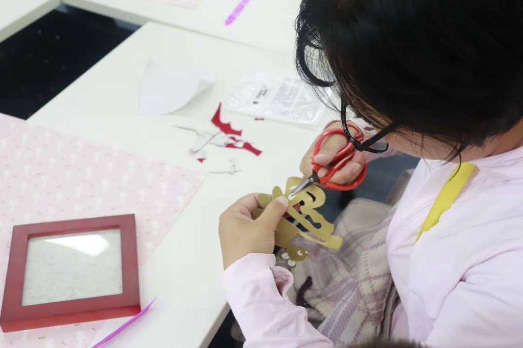 花樣剪紙，感念師恩丨設(shè)計(jì)城感恩教師節(jié)剪紙活動(dòng)溫馨上演！