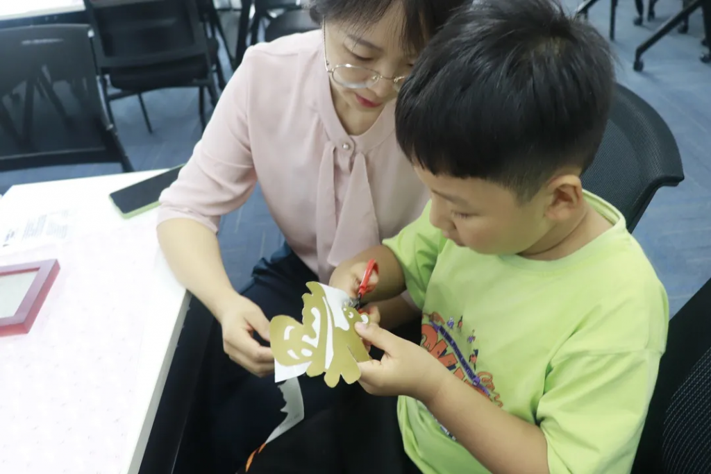 花樣剪紙，感念師恩丨設(shè)計(jì)城感恩教師節(jié)剪紙活動(dòng)溫馨上演！