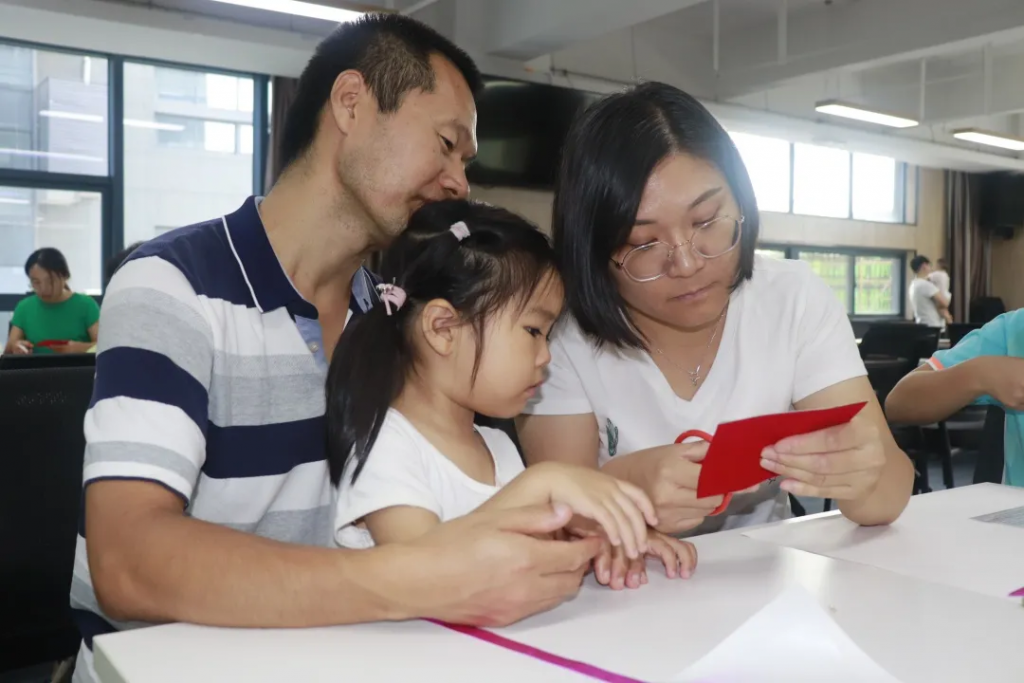 花樣剪紙，感念師恩丨設(shè)計(jì)城感恩教師節(jié)剪紙活動(dòng)溫馨上演！