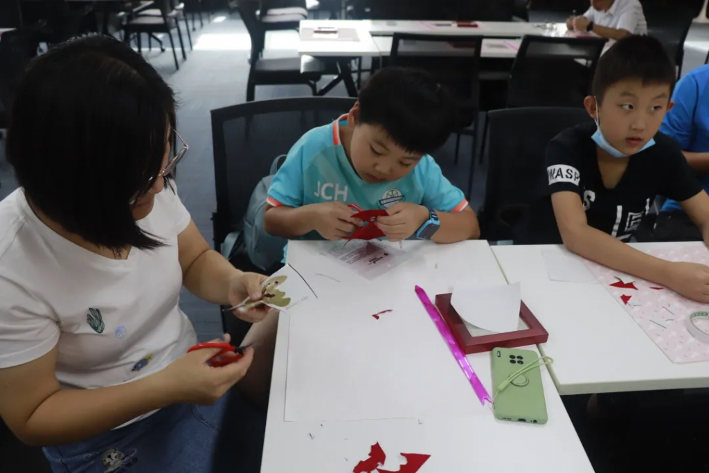 花樣剪紙，感念師恩丨設(shè)計(jì)城感恩教師節(jié)剪紙活動(dòng)溫馨上演！