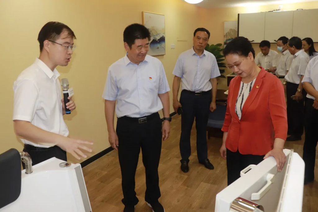 安陽市人大常委會黨組書記、主任徐家平蒞臨設計城參觀考察