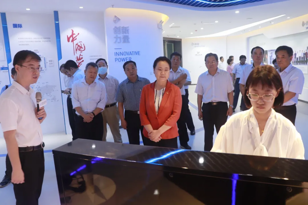 安陽市人大常委會黨組書記、主任徐家平蒞臨設計城參觀考察