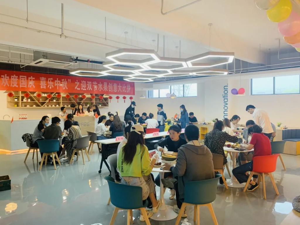 猜燈謎、拼果盤，中原工業設計城的這場迎國慶中秋雙節活動氛圍濃