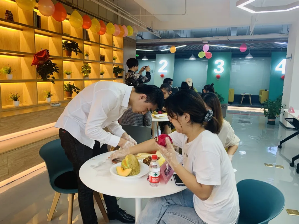 猜燈謎、拼果盤，中原工業設計城的這場迎國慶中秋雙節活動氛圍濃