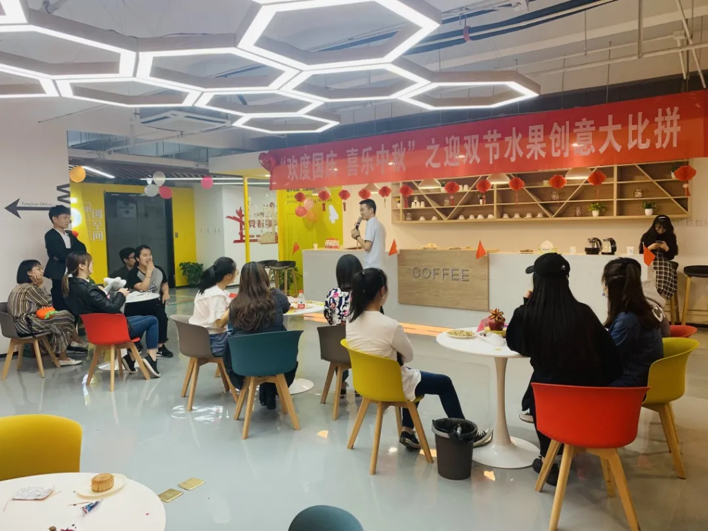 猜燈謎、拼果盤，中原工業設計城的這場迎國慶中秋雙節活動氛圍濃