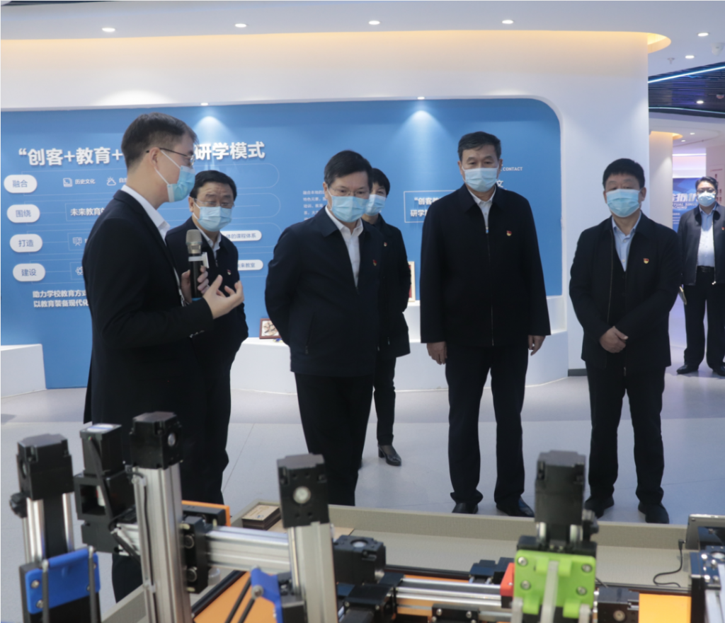 河南省委常委、鄭州市委書記徐立毅帶領(lǐng)鄭州市黨政考察團(tuán)蒞臨中原工業(yè)設(shè)計(jì)城參觀考察