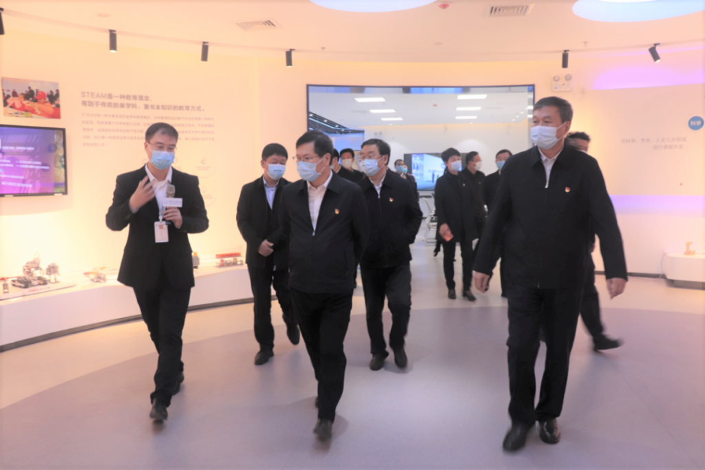 河南省委常委、鄭州市委書記徐立毅帶領(lǐng)鄭州市黨政考察團(tuán)蒞臨中原工業(yè)設(shè)計(jì)城參觀考察