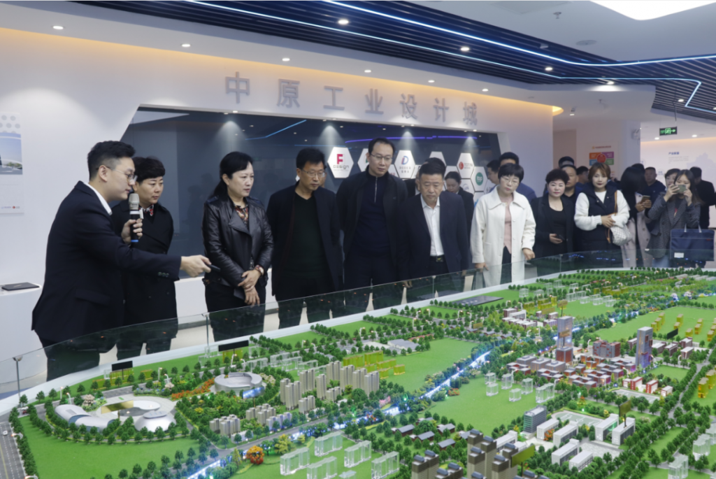 讓設計賦能企業——焦作市委統戰部副部長、市工商聯黨組書記武曉紅率領企業家參觀團走進設計城