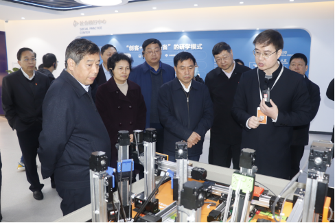 駐鶴壁市全國、省人大代表蒞臨中原工業設計城視察