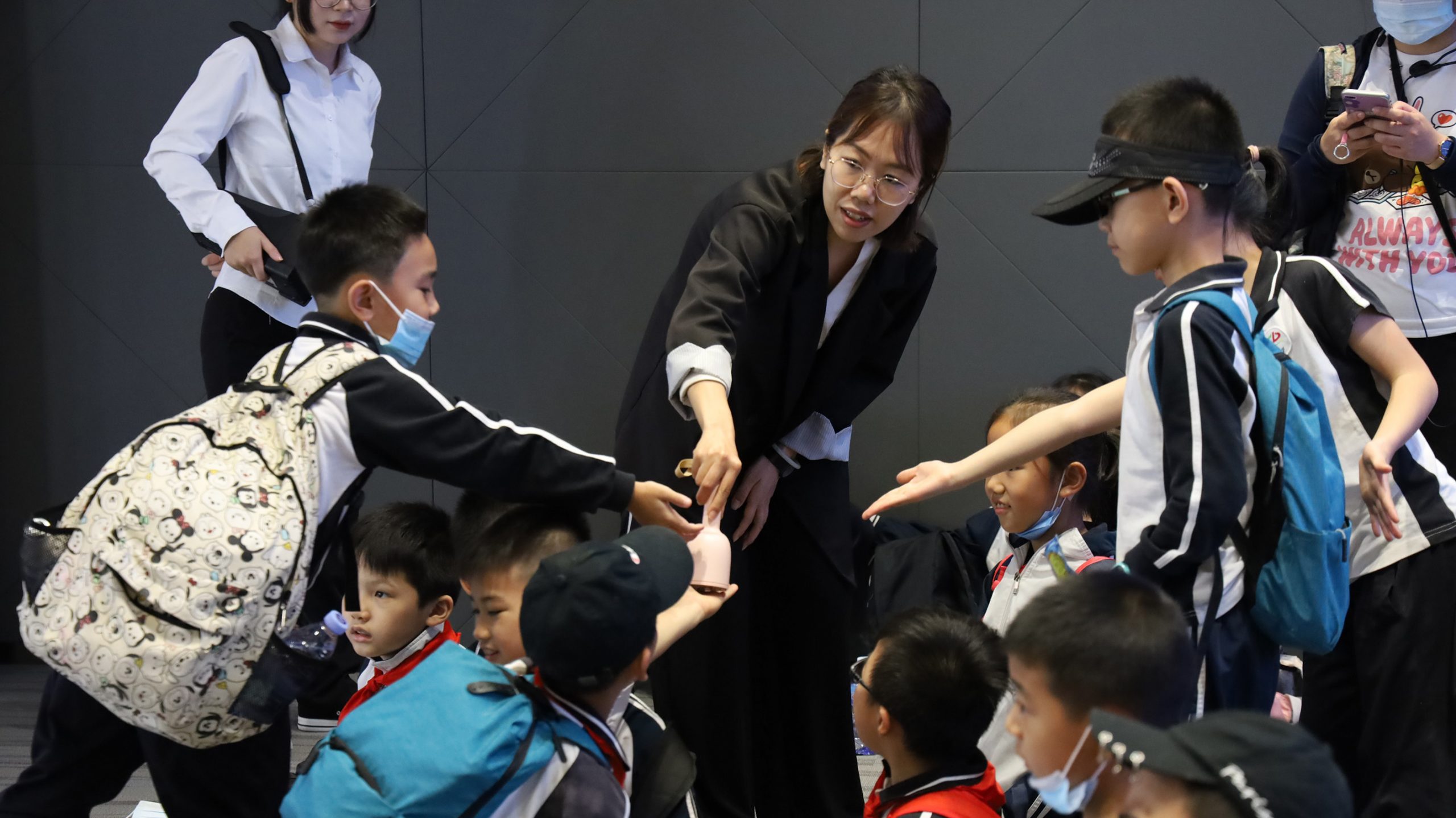 00名小學生“沸騰”了，在我城來一場創意紛呈的工業研學之旅"