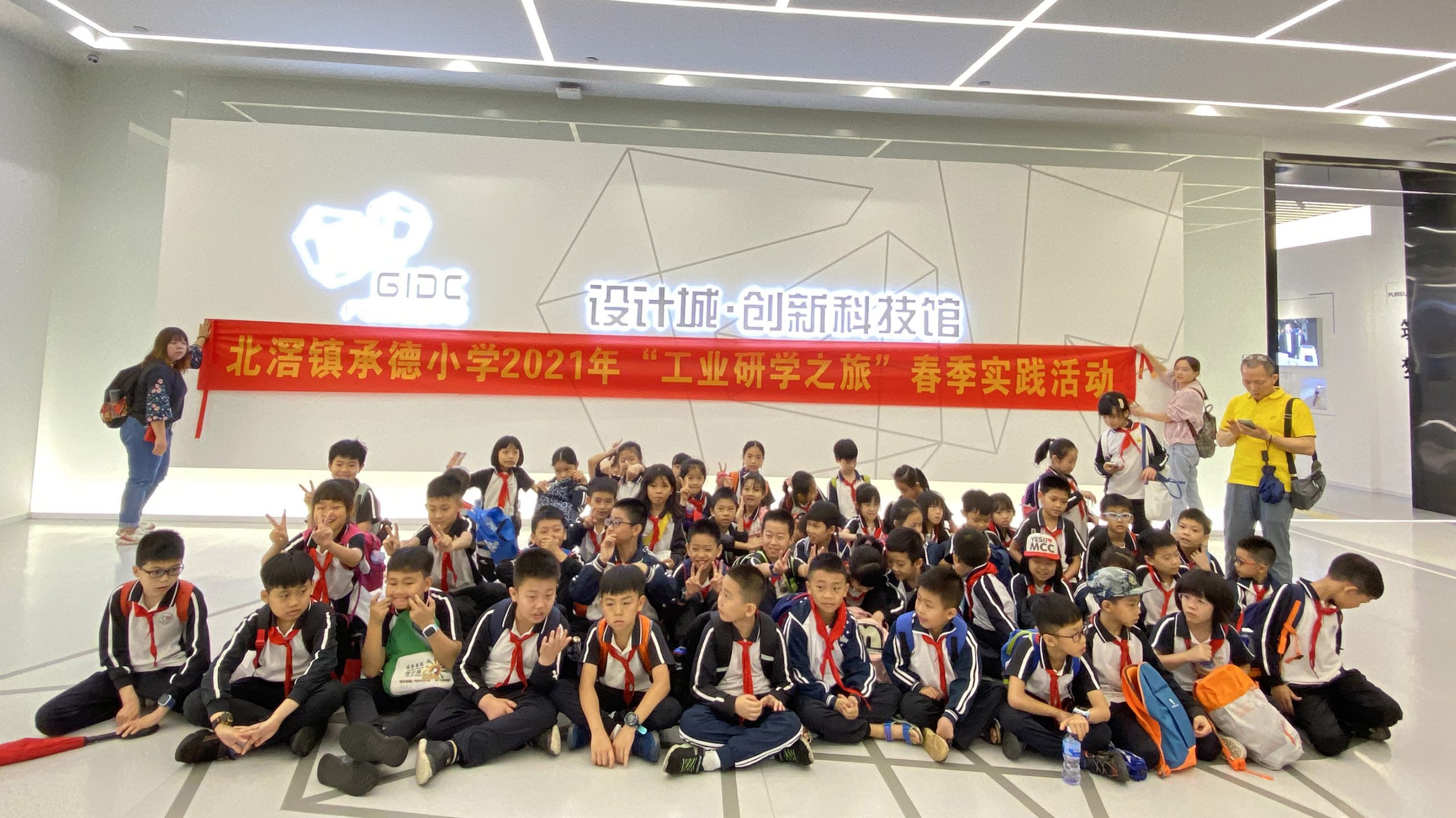 00名小學生“沸騰”了，在我城來一場創意紛呈的工業研學之旅"