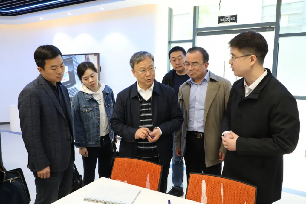 洛陽市工信局黨組成員、副局長李君一行蒞臨中原工業設計城參觀考察