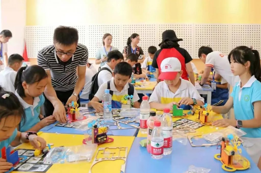 00余名省內(nèi)外校長(zhǎng)齊聚設(shè)計(jì)小鎮(zhèn)，為這一大動(dòng)作···"