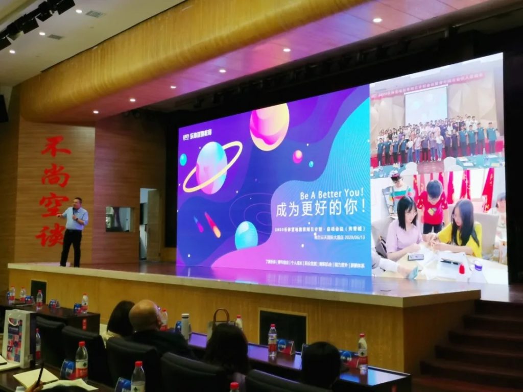 00余名省內(nèi)外校長(zhǎng)齊聚設(shè)計(jì)小鎮(zhèn)，為這一大動(dòng)作···"