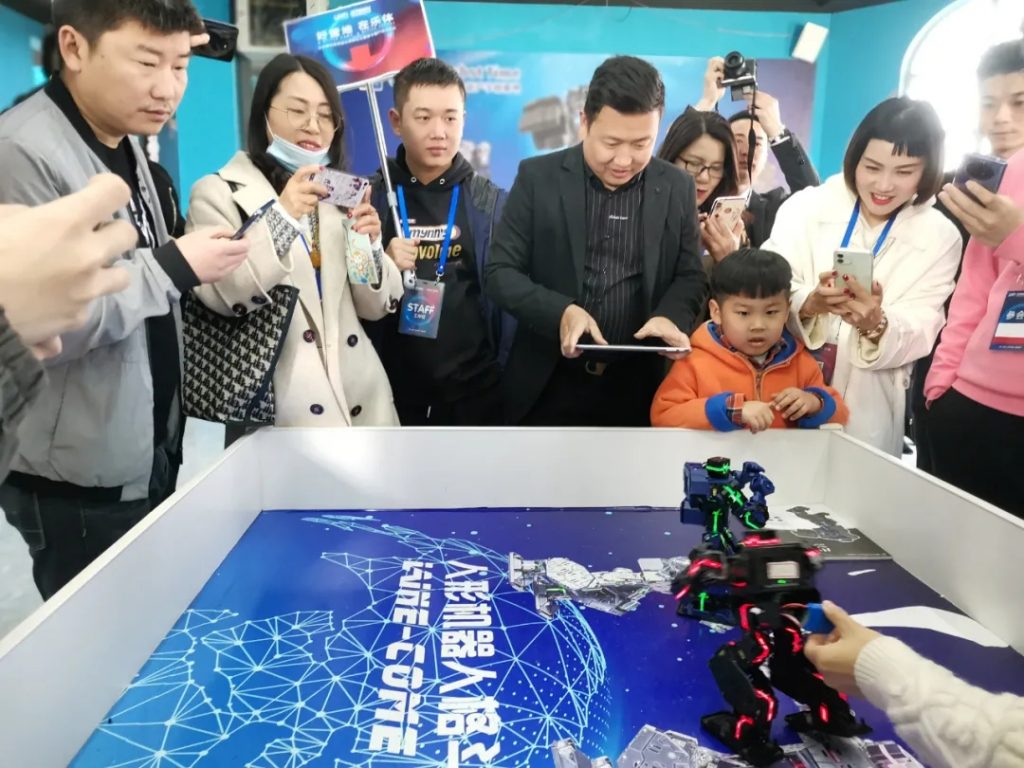 00余名省內(nèi)外校長(zhǎng)齊聚設(shè)計(jì)小鎮(zhèn)，為這一大動(dòng)作···"