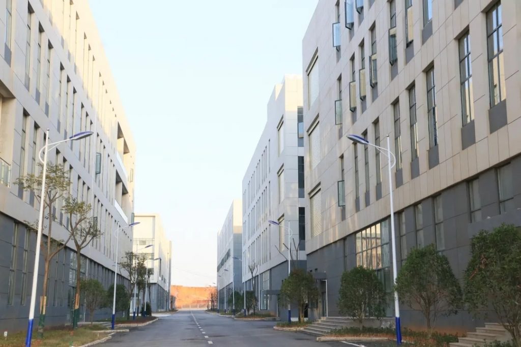 贊！中部教裝城這家落地生產(chǎn)型企業(yè)的舉動(dòng)太“暖”了！