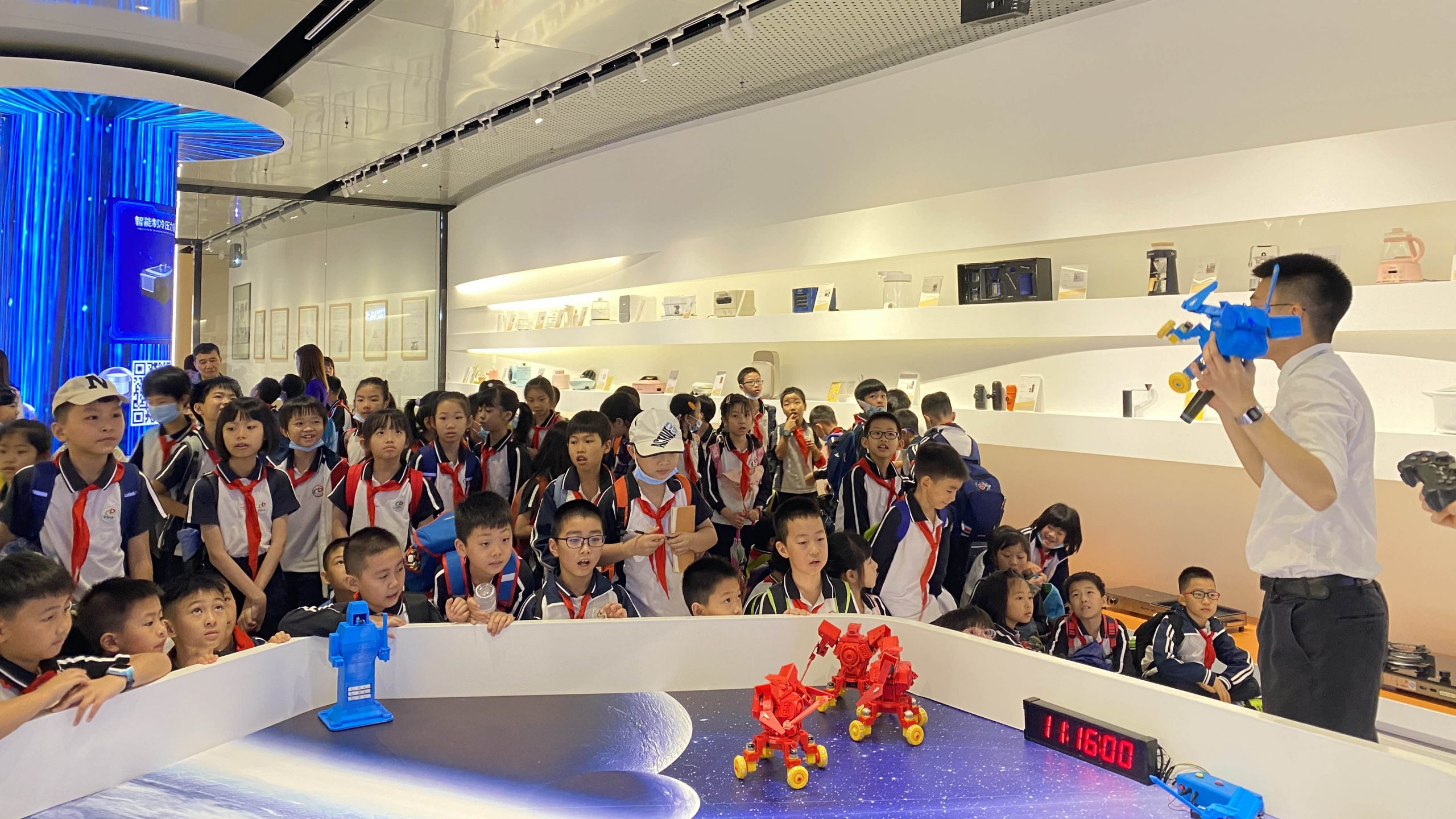 00名小學生“沸騰”了，在我城來一場創意紛呈的工業研學之旅"