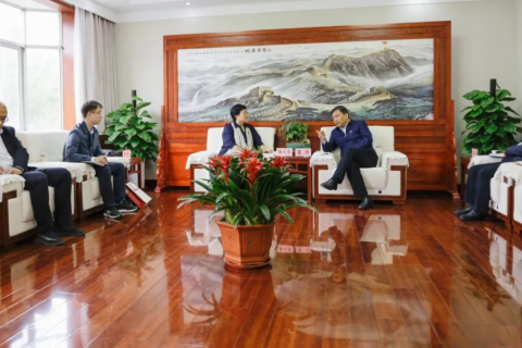 示范區黨工委書記呂沛會見廣東同天投資集團董事長韓風琴就建設中原教育裝備產業基地進行座談