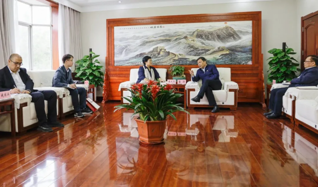 示范區(qū)黨工委書記呂沛會見廣東同天投資集團(tuán)董事長韓風(fēng)琴就建設(shè)中原教育裝備產(chǎn)業(yè)基地進(jìn)行座談