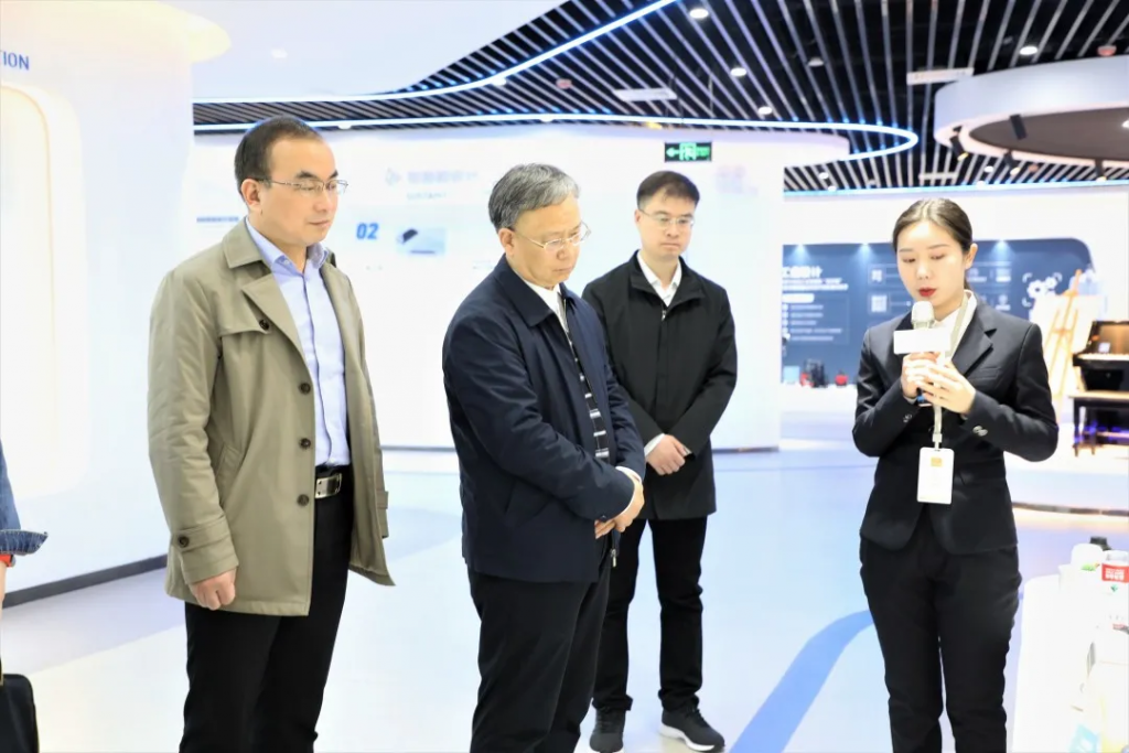 洛陽市工信局黨組成員、副局長李君一行蒞臨中原工業設計城參觀考察