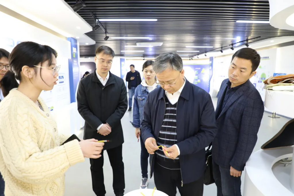 洛陽市工信局黨組成員、副局長李君一行蒞臨中原工業設計城參觀考察