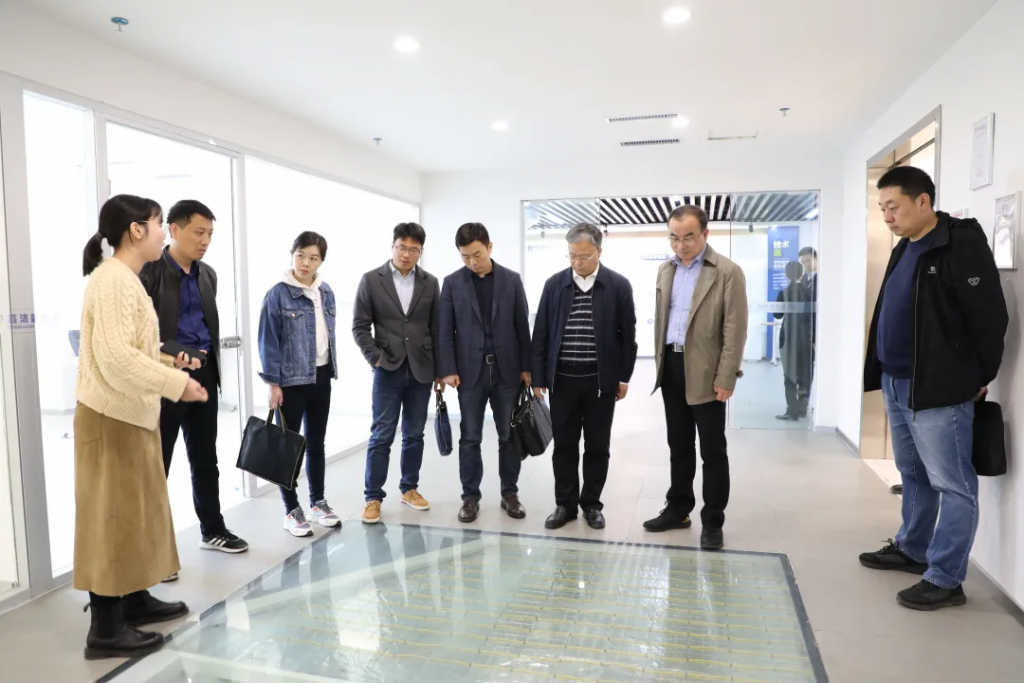 洛陽市工信局黨組成員、副局長李君一行蒞臨中原工業設計城參觀考察