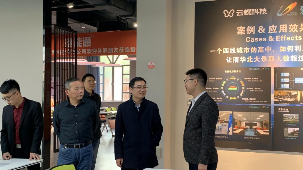 省社科聯副主席李方明調研中部教裝城