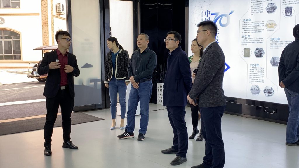 省社科聯副主席李方明調研中部教裝城