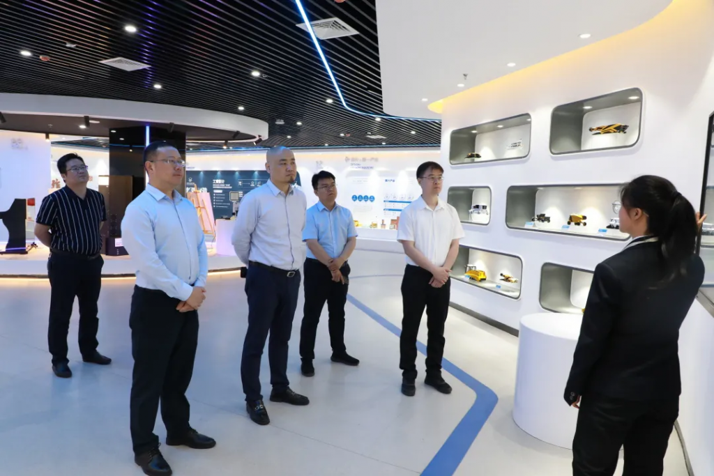 中鐵融信領導一行到訪中原工業(yè)設計城參觀考察