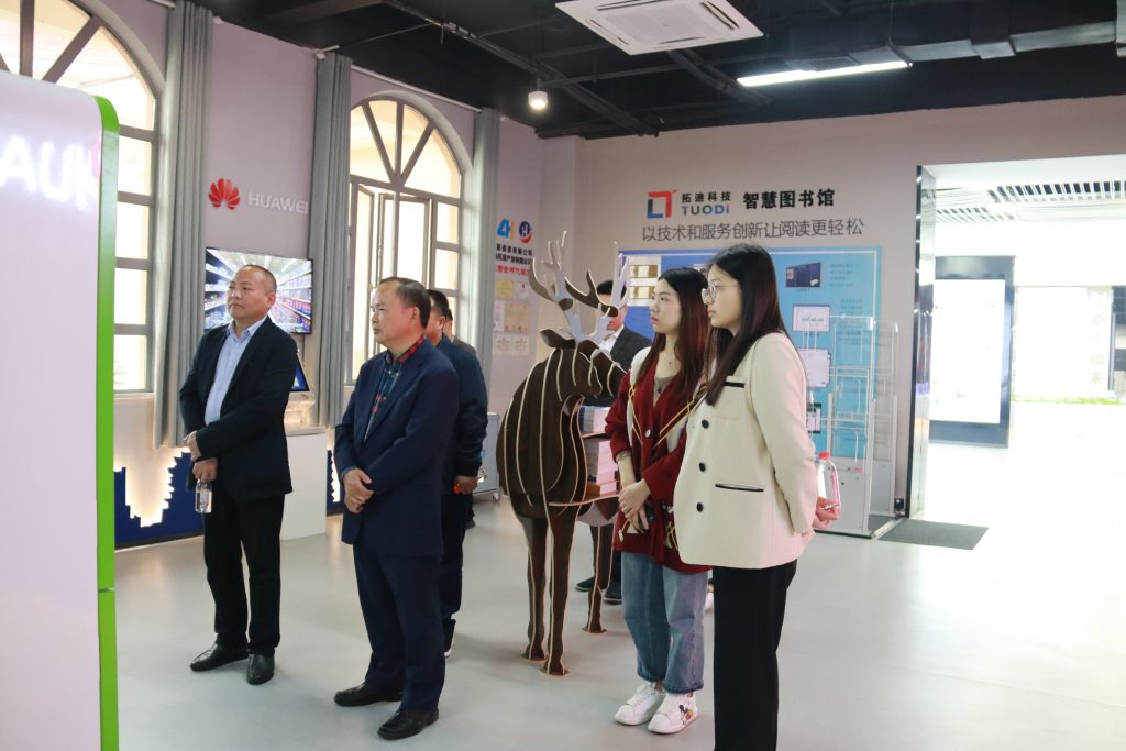 湖南省工信廳二級巡視員廖廷球考察設計小鎮、設計研究院