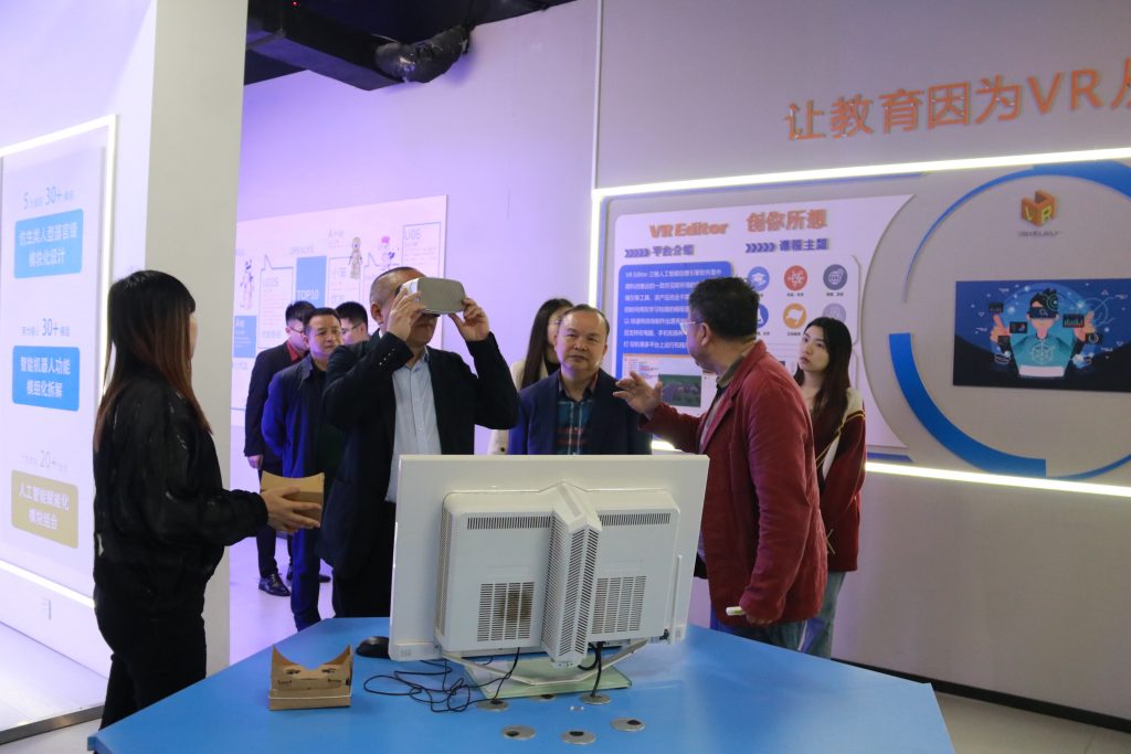 湖南省工信廳二級巡視員廖廷球考察設計小鎮、設計研究院