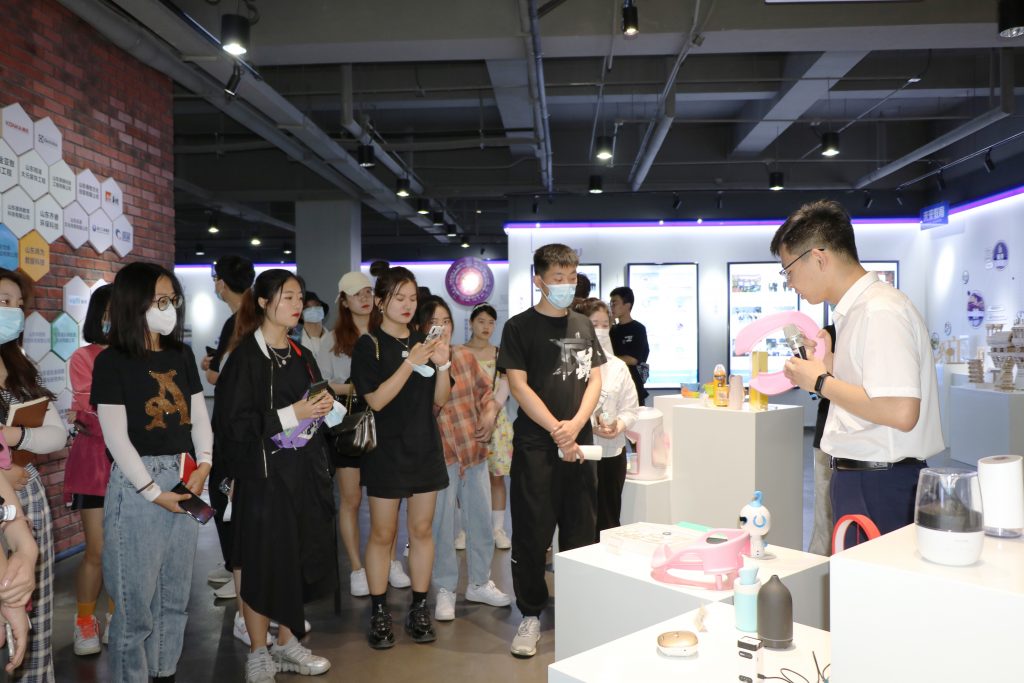 【察研觀設】山東建筑大學師生前來濟南國際創新設計產業園研學考察