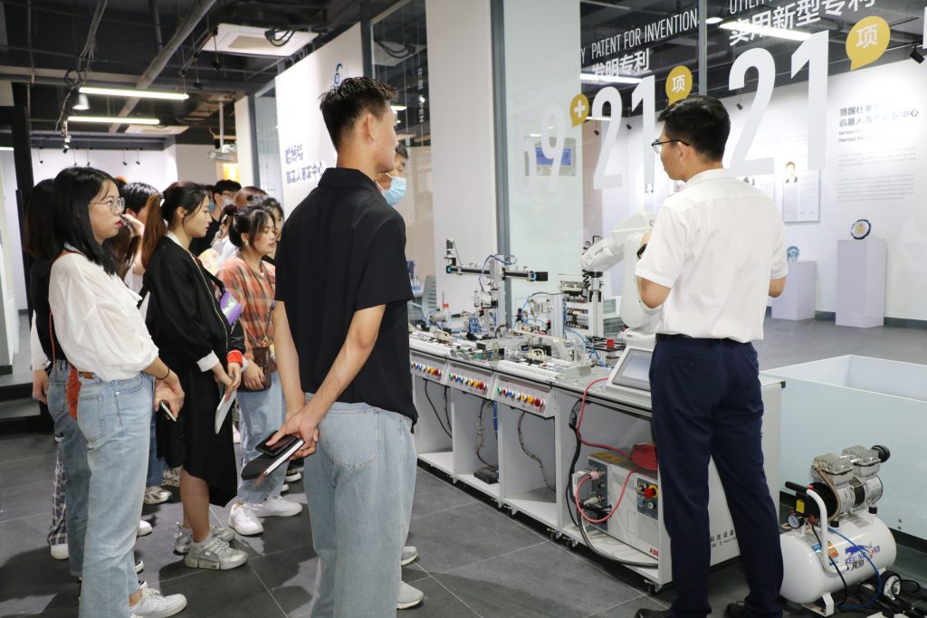 【察研觀設】山東建筑大學師生前來濟南國際創新設計產業園研學考察