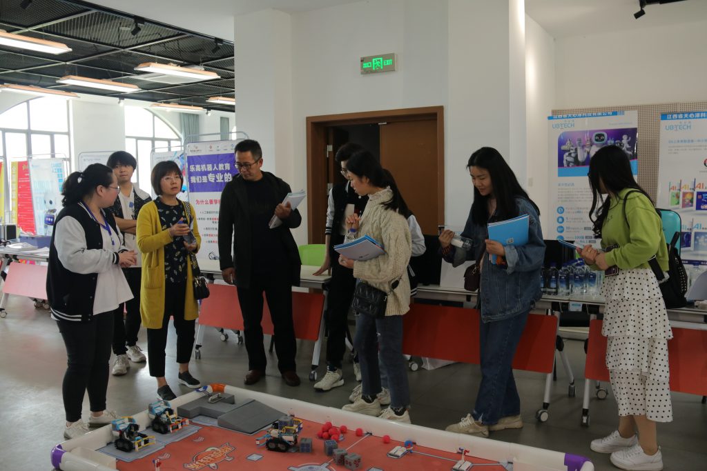 50余名人工智能教師齊聚中部教裝城，發生了啥大事？"