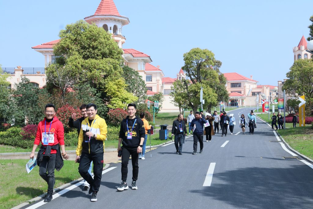 00余名省內(nèi)外校長(zhǎng)齊聚設(shè)計(jì)小鎮(zhèn)，為這一大動(dòng)作···"