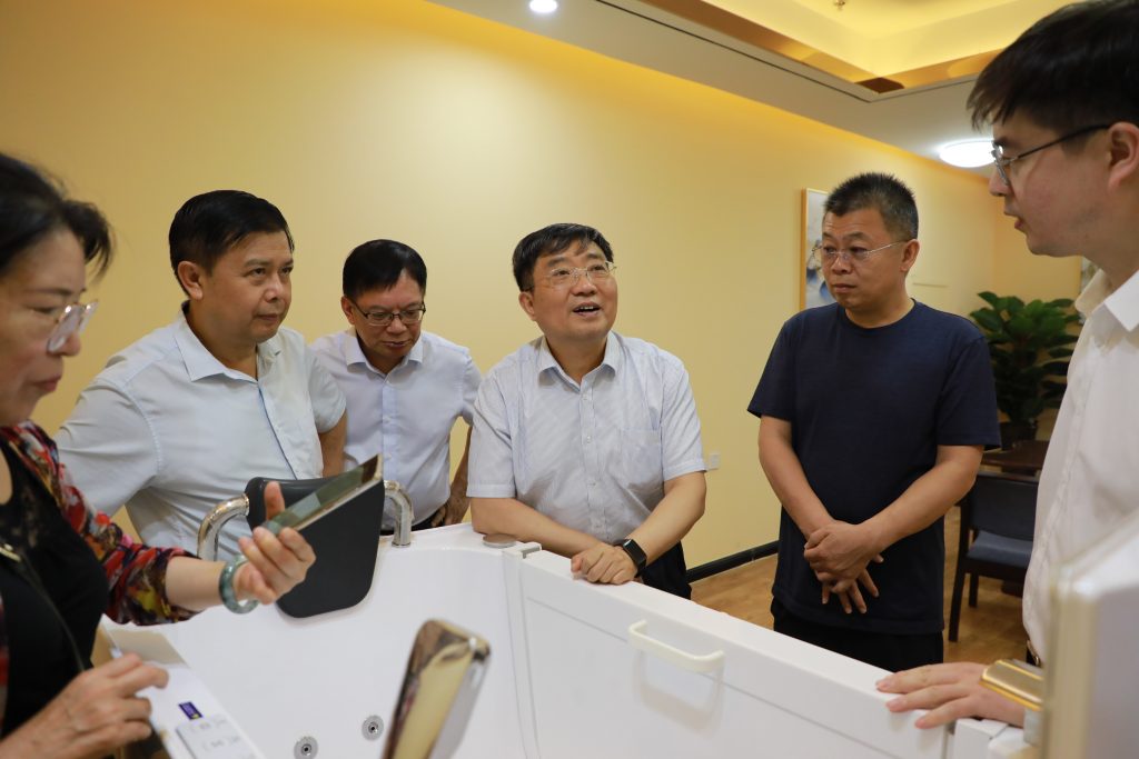 河南省政協副主席龔立群一行蒞臨設計城參觀調研