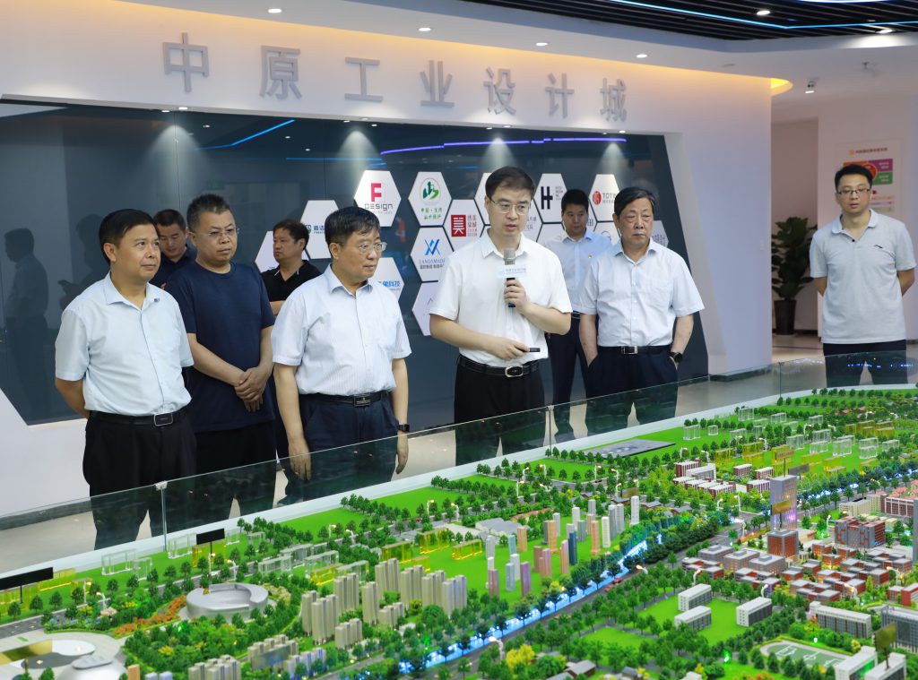 河南省政協副主席龔立群一行蒞臨設計城參觀調研