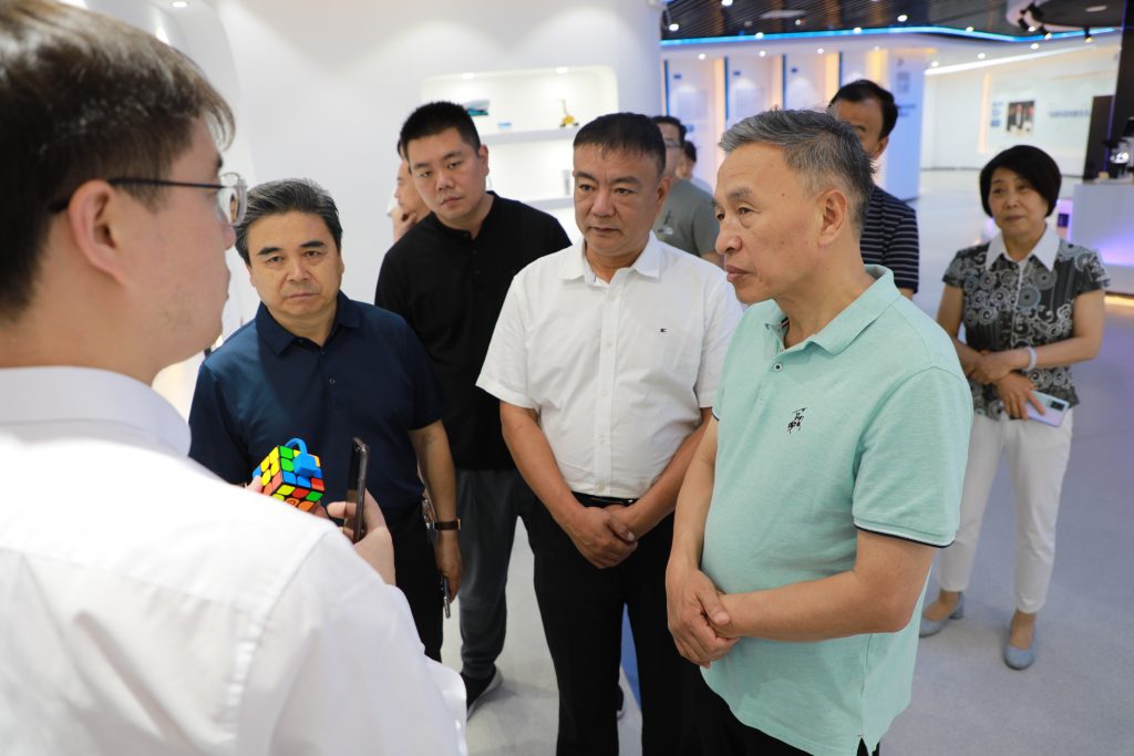 鶴壁市政協考察團一行蒞臨中原工業設計城參觀調研