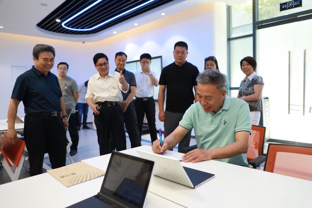 鶴壁市政協考察團一行蒞臨中原工業設計城參觀調研