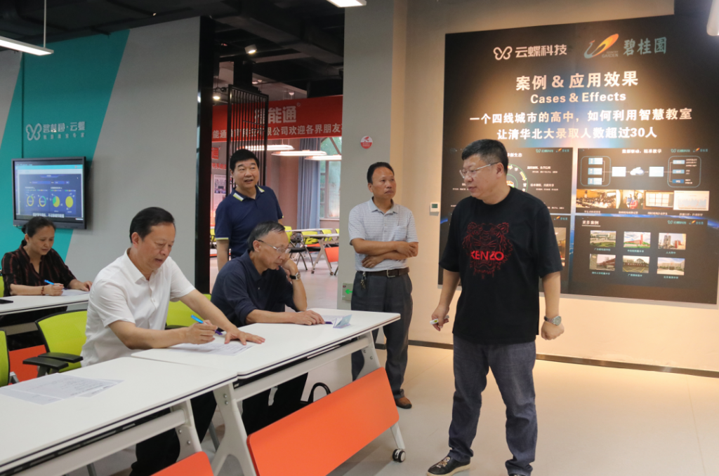 江西省政協常委、提案委員會主任丁曉群調研中部教裝城，他指出...