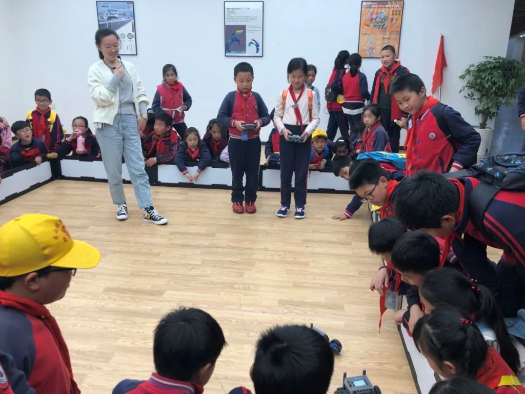 龍場小學：少年先鋒隊，科技強國研學記