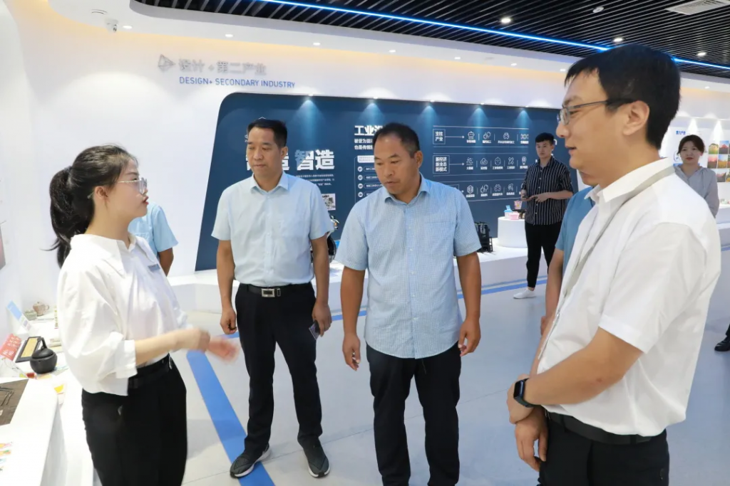 商丘市委辦公室調研組一行到設計城參觀調研