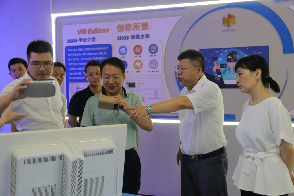 廬山市副市長趙木林考察中部教裝城，他稱贊道...