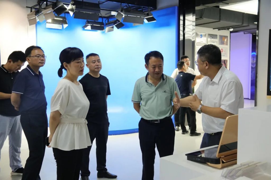 廬山市副市長趙木林考察中部教裝城，他稱贊道...